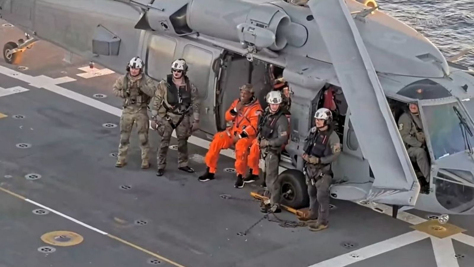 El piloto de la misión Artemis II, Víctor Glover, en un buque de la Marina de Estados Unidos.