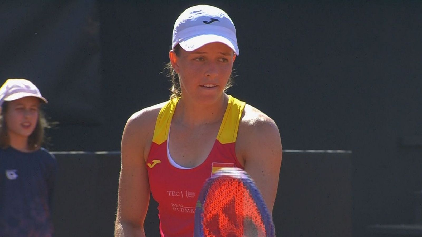 Kaitlin Quevedo saca su servicio en la Billie Jean King Cup