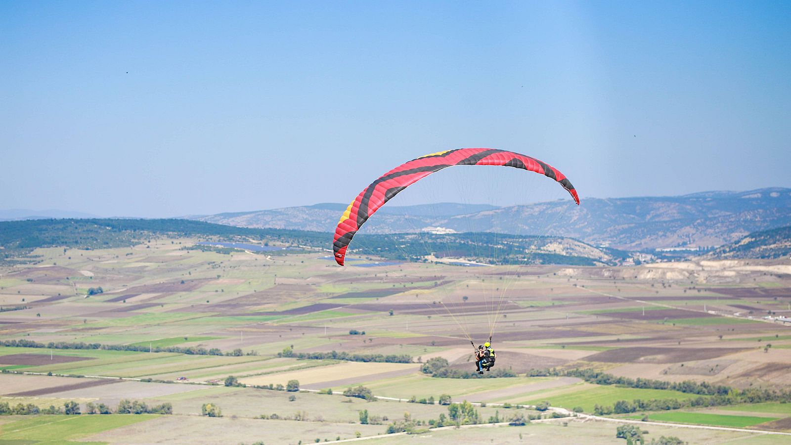 Mueren dos hombres tras la caída de un parapente en Guadalajara