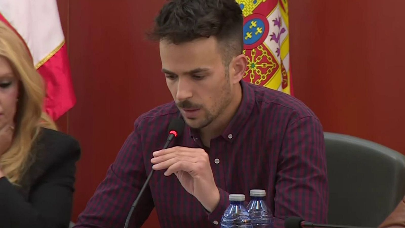 El viudo y uno de los hijos de Francisca Cadenas caminan hacia la entrada del juzgado de Villafranca de los Barros