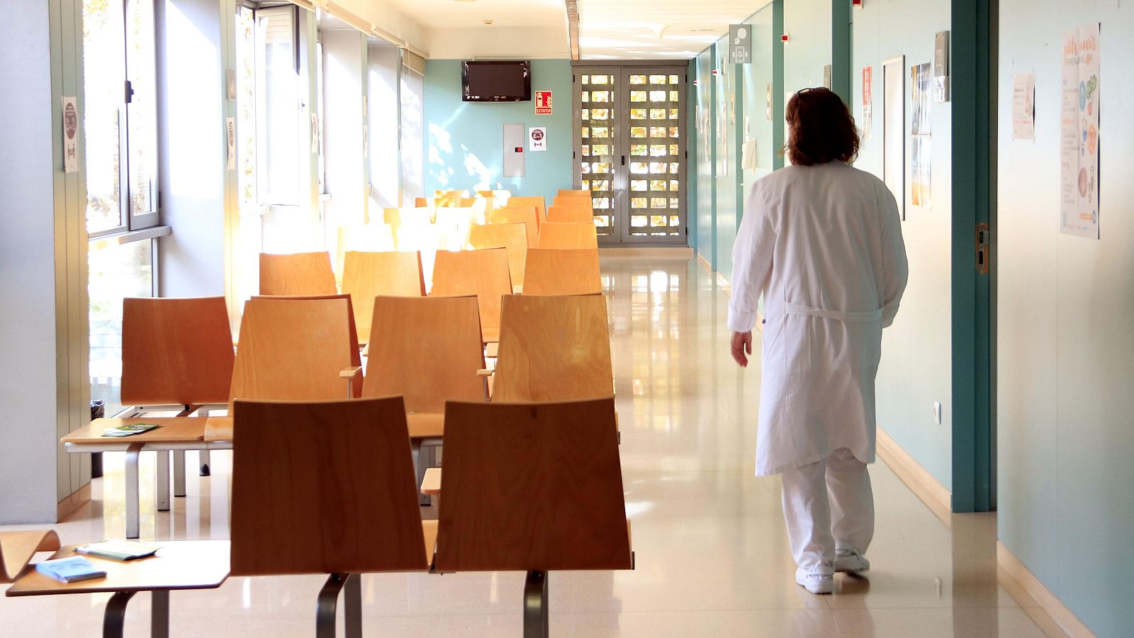 Sala d'espera d'Infermeria Familiar i Comunitària del centre d'atenció primària (CAP) Can Bou de Castelldefels. (ACN | Laura Fíguls)