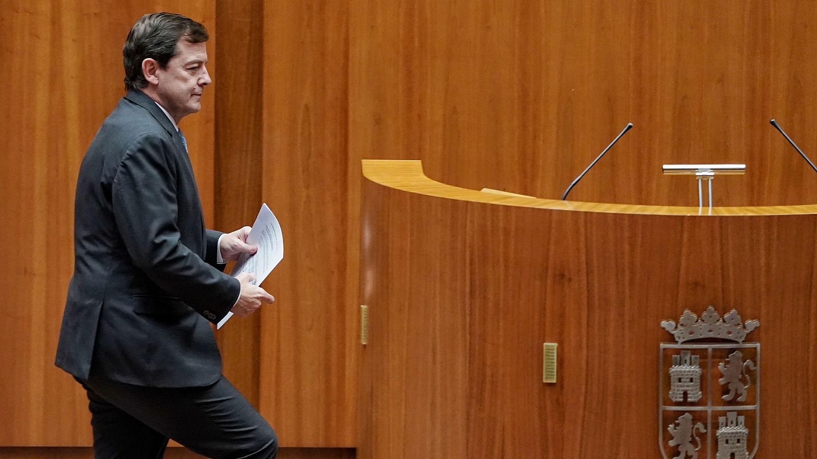 El presidente de la Junta de Castilla y León, Alfonso Fernández Mañueco, comparece ante el pleno de las Cortes de Castilla y León