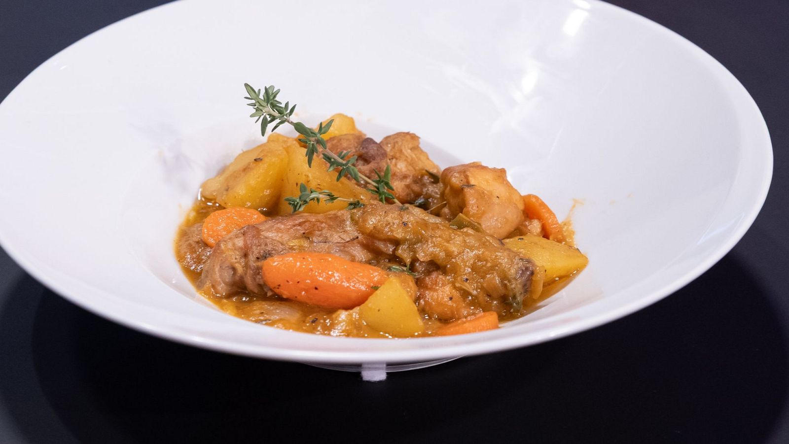 Receta de guiso de patatas con conejo de Carlota en MasterChef 14