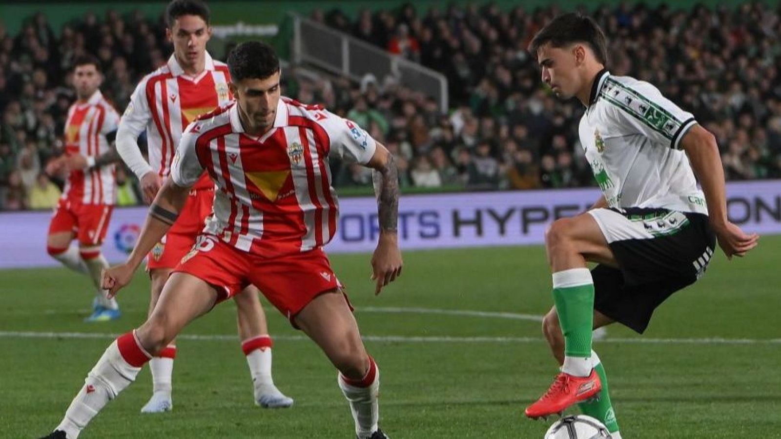 Los futbolistas del Racing festejan uno de los goles logrados frente al Almería.