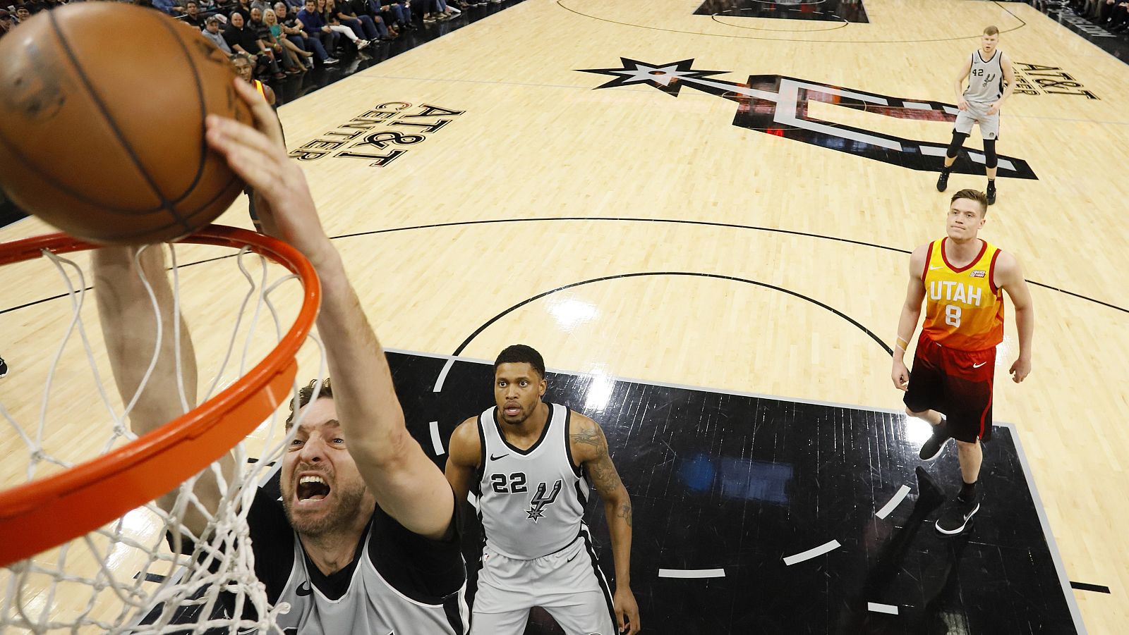 Pau Gasol le gana la partida a Ricky Rubio