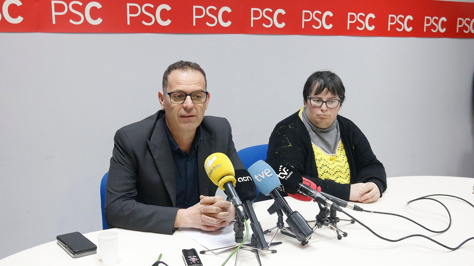 Enric Pérez, portaveu del PSC de Ripoll, acompanyat per Anna Belén Avilés, regidora del PSC de Ripoll
