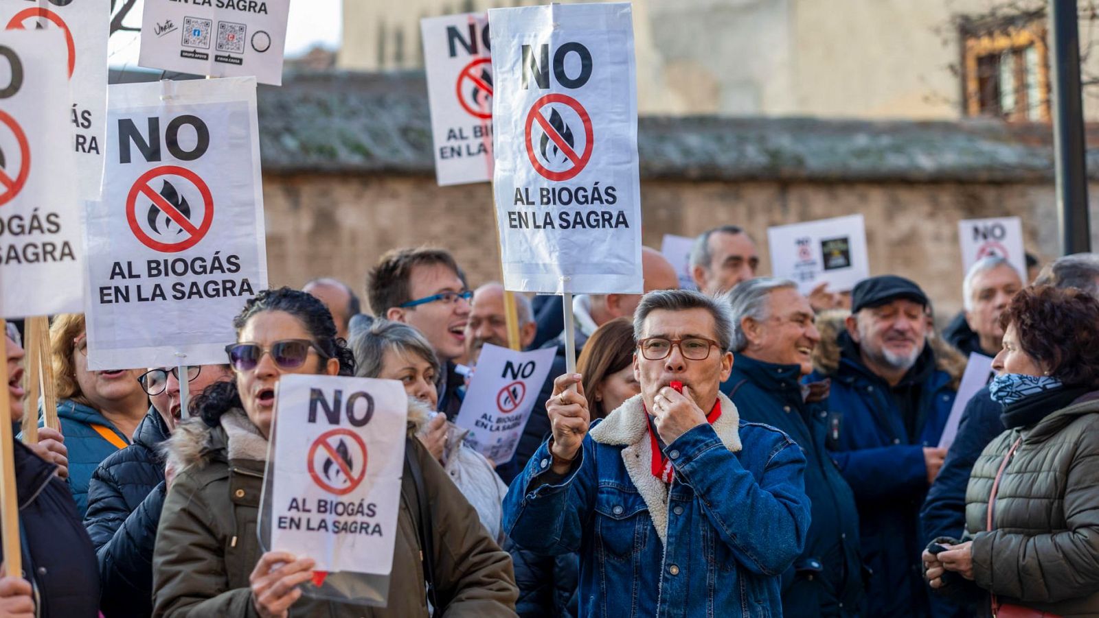 En Toledo, Castilla-La Mancha, una protesta ciudadana se manifiesta contra la construcción de una planta de biometano. Los manifestantes portan carteles con el lema "NO AL BIOGÁS EN LA SAGRA", acompañados de un símbolo de prohibición.
