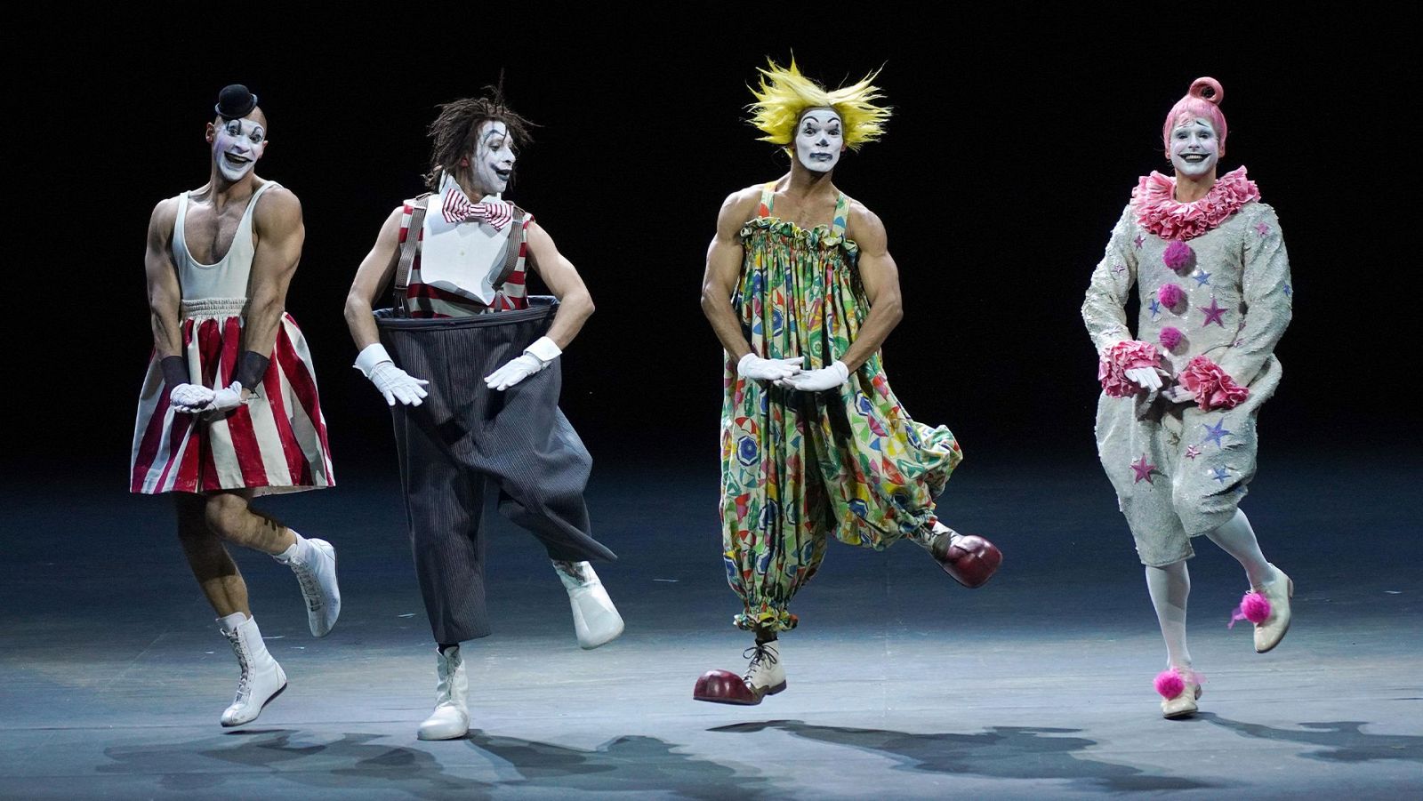 La ópera checa 'La novia vendida' vuelve al Teatro Real, inspirada en la estética circense