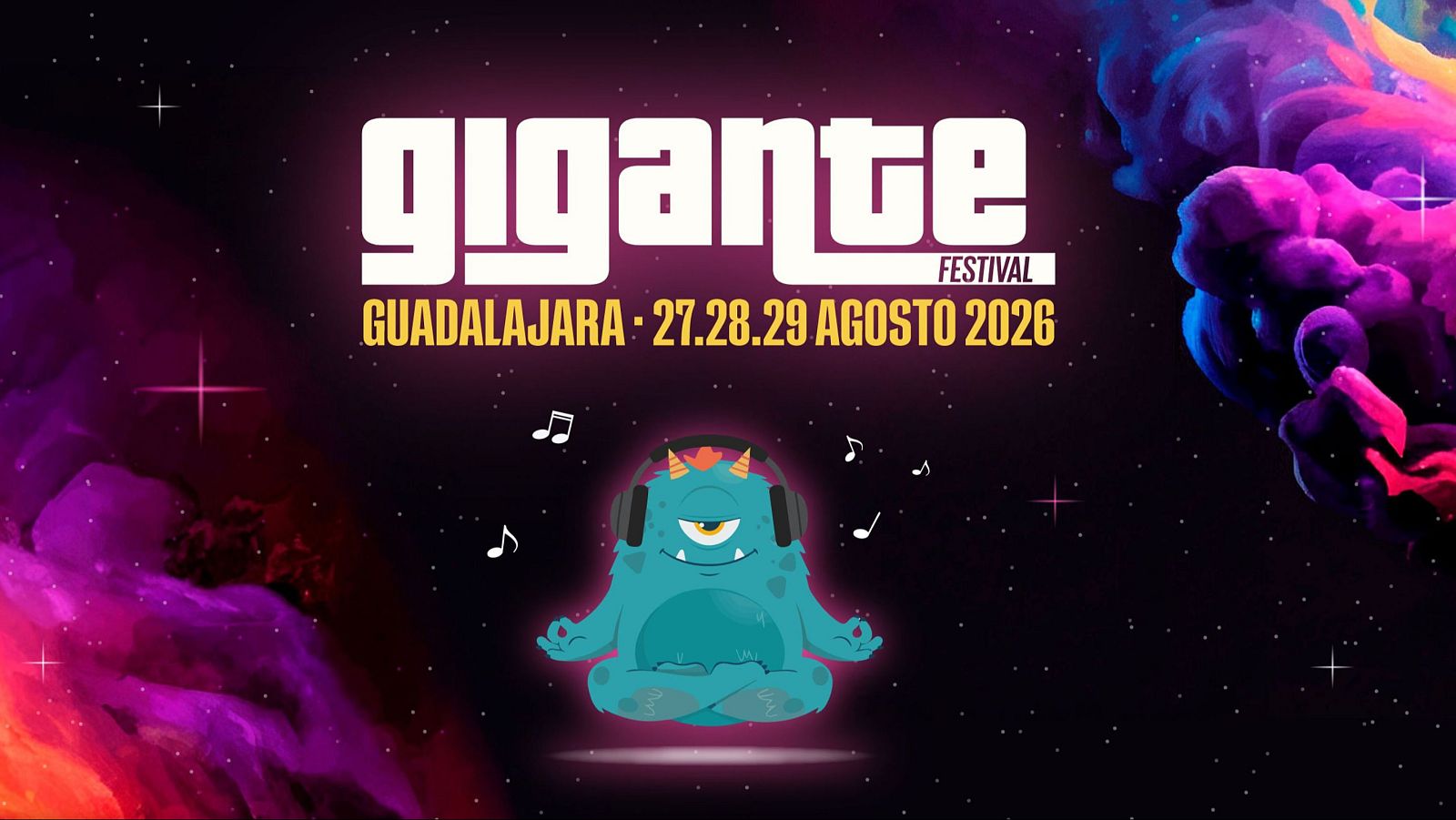 Un monstruo azul turquesa con un ojo y cuernos, con auriculares, medita sobre un fondo espacial negro con estrellas y nebulosas de colores, promocionando un festival en Guadalajara en agosto de 2026.