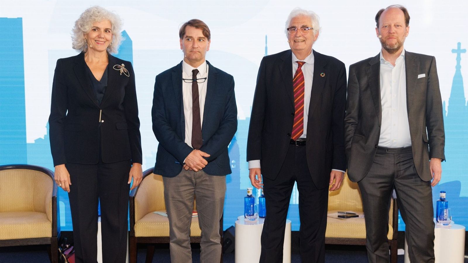 A la izquierda, Amparo Moraleda, la nueva presidenta de Airbus, en un acto de 2023.