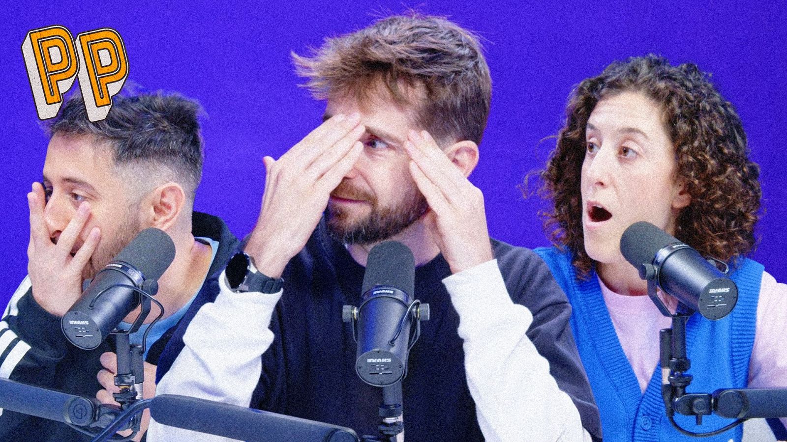 Tres personas, dos hombres y una mujer, reaccionan frente a micrófonos. Uno de los hombres se cubre la cara, el otro los ojos y la mujer abre la boca en señal de sorpresa. El fondo es azul.
