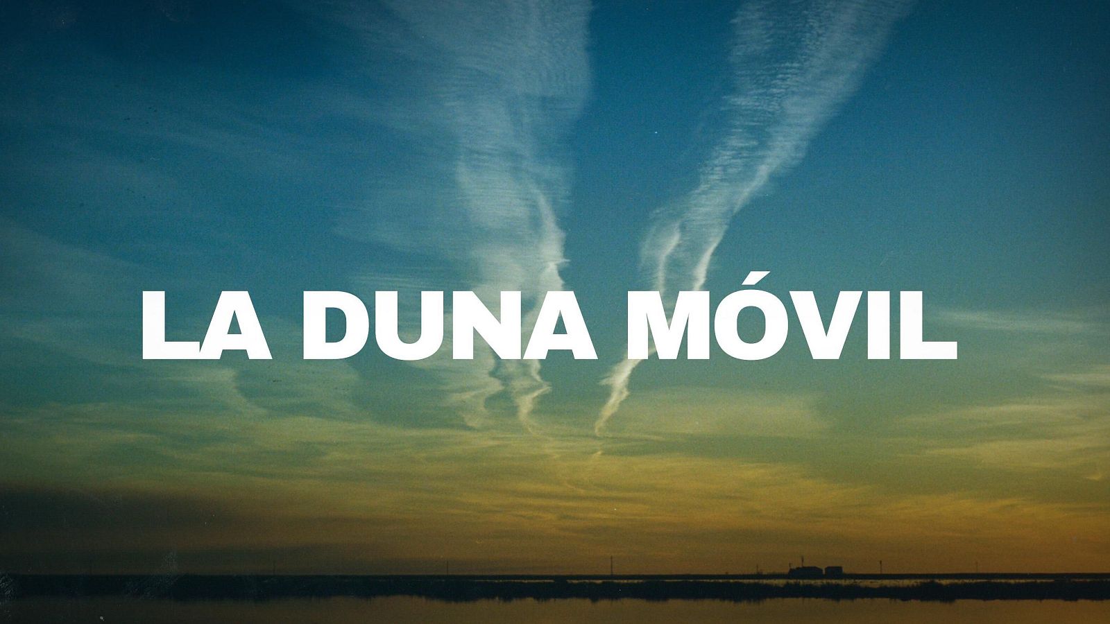 Un cielo dividido en azul y naranja se refleja en una superficie de agua tranquila, con una línea de costa distante y el texto 'LA DUNA MÓVIL' en la parte superior.