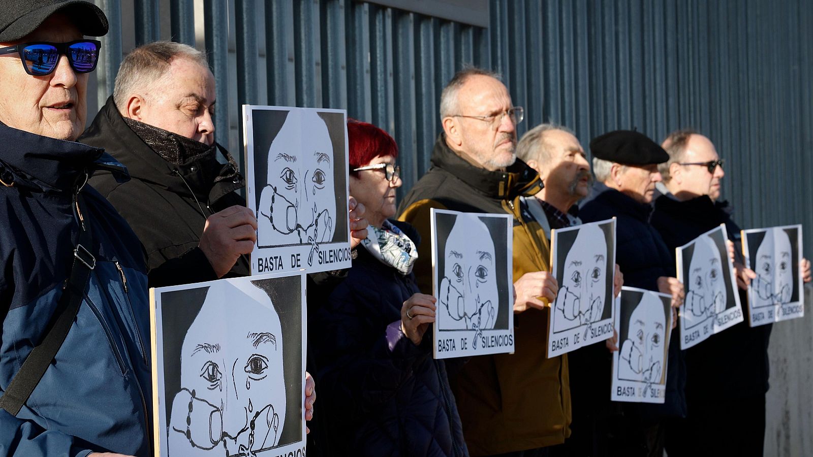 Cuatro personas que sufrieron abusos sexuales por parte de religiosos de los Hermanos Maristas de Pamplona comparecieron en enero para romper su silencio y denunciar las "barbaridades" que sufrieron cuando eran niños.