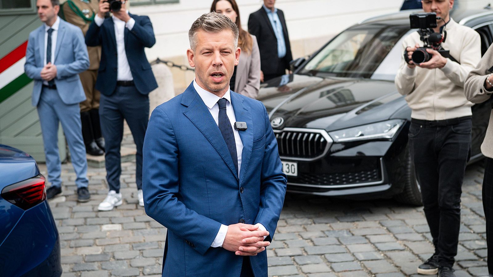 Fotografía del primer ministro electo húngaro, Peter Magyar, vestido con un traje azul hablando con la prensa tras reunirse con el presidente de Hungría
