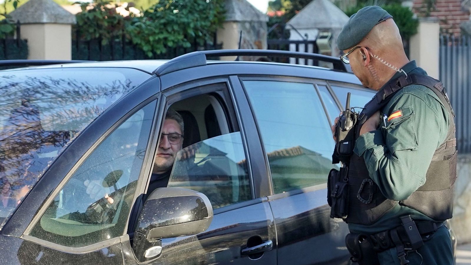 Óscar S.M., único investigado por la muerte de Esther López, a su llegada al registro del chalé por parte de la Guardia Civil