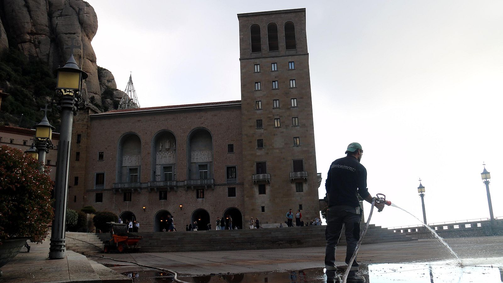 Personal treballant per retornar la normalitat a Montserrat l'endemà dels aiguats