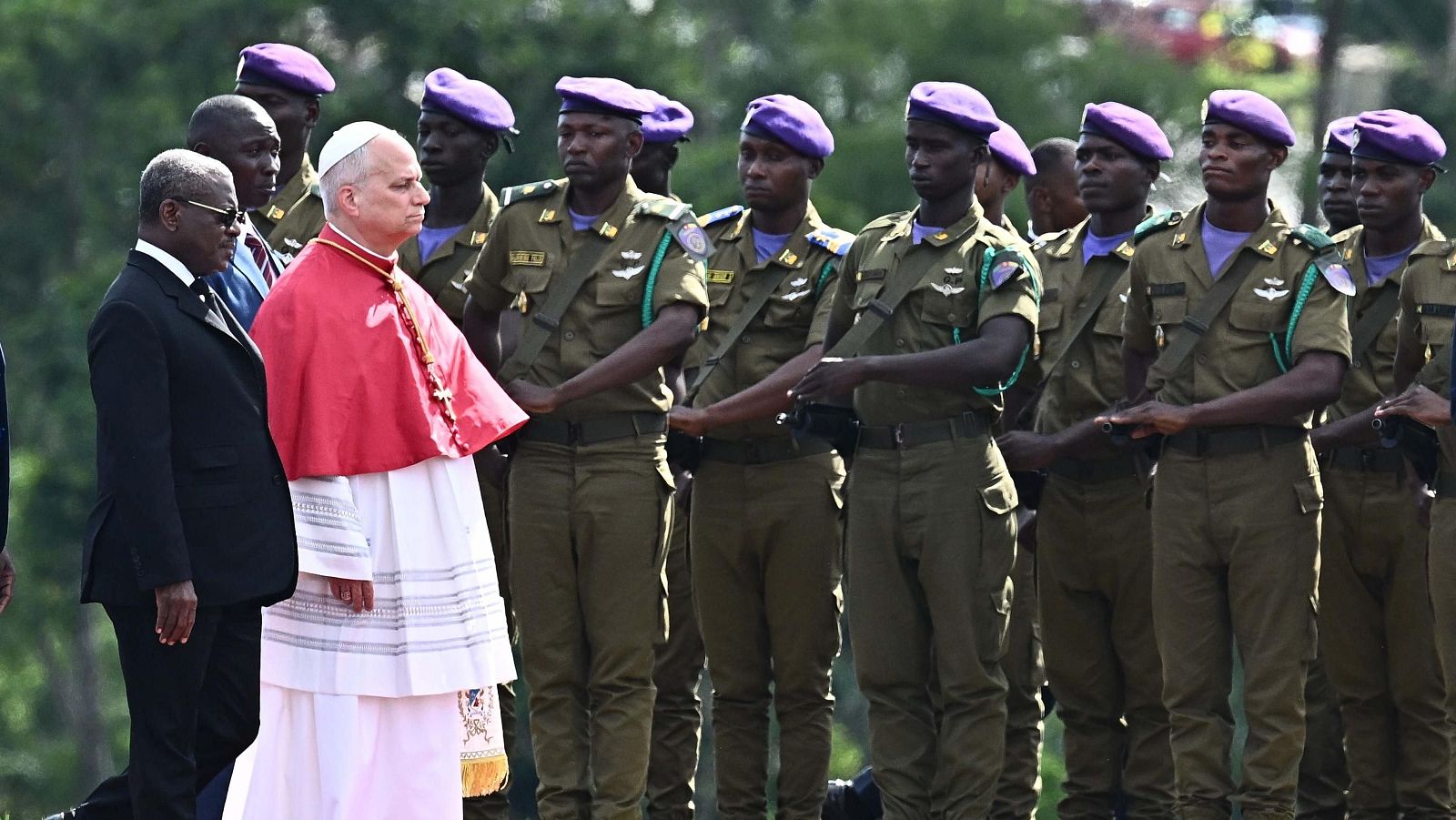 El papa León XIV llega a Camerún.