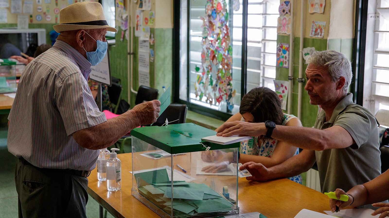 Elecciones andaluzas: Cuando es el sorteo y sé si voy miembro de la mesa electoral Un elector acude a votar a un colegio de primaria en las elecciones del 19 de junio de 2022en el sevillano barrio de San José Obrero