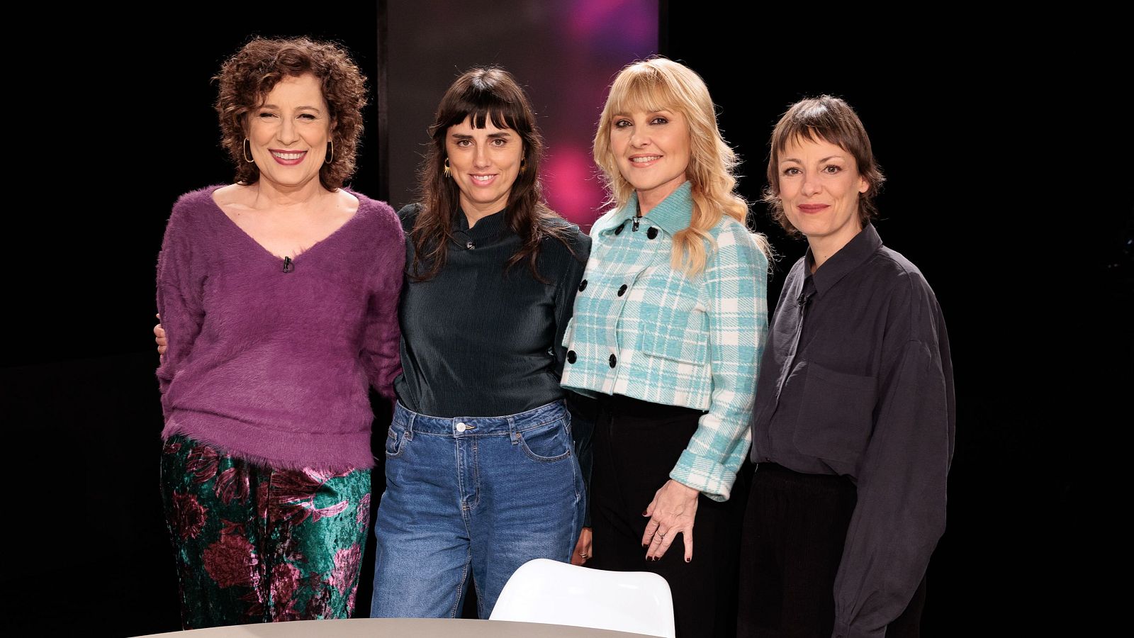 Cuatro mujeres posan juntas, destacando Cayetana Guillén Cuervo con una chaqueta de cuadros. El resto del grupo viste ropa casual, con un jersey morado y una falda estampada entre sus prendas.