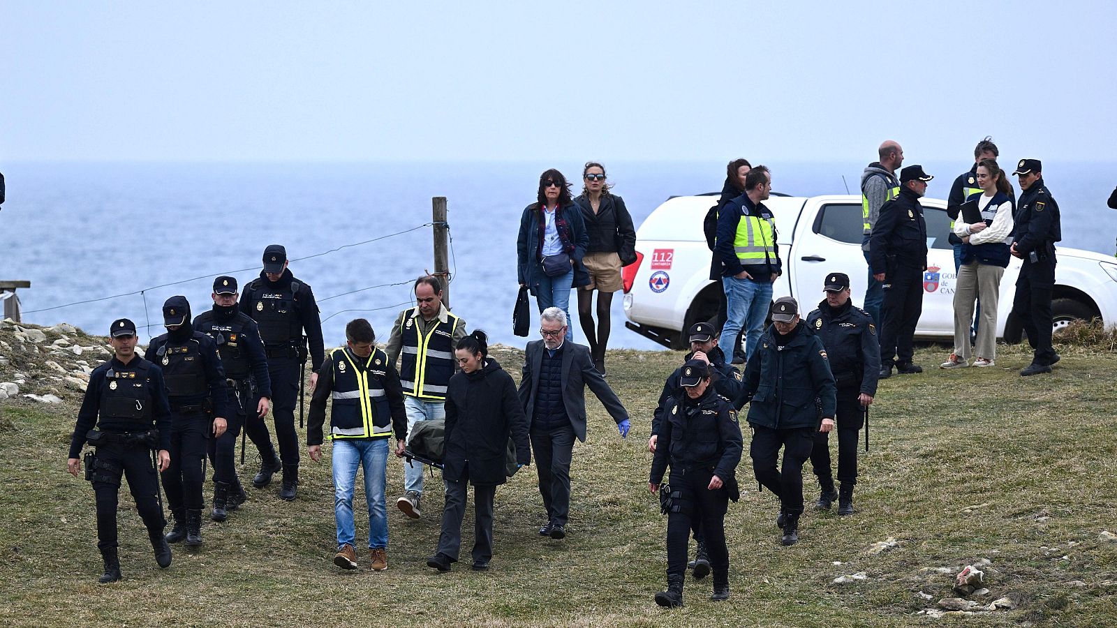 Fotografía de los agentes de los Servicios de Emergencia trabajan en la playa de El Bocal, el 5 de marzo de 2026, en Santander, Cantabria, España.