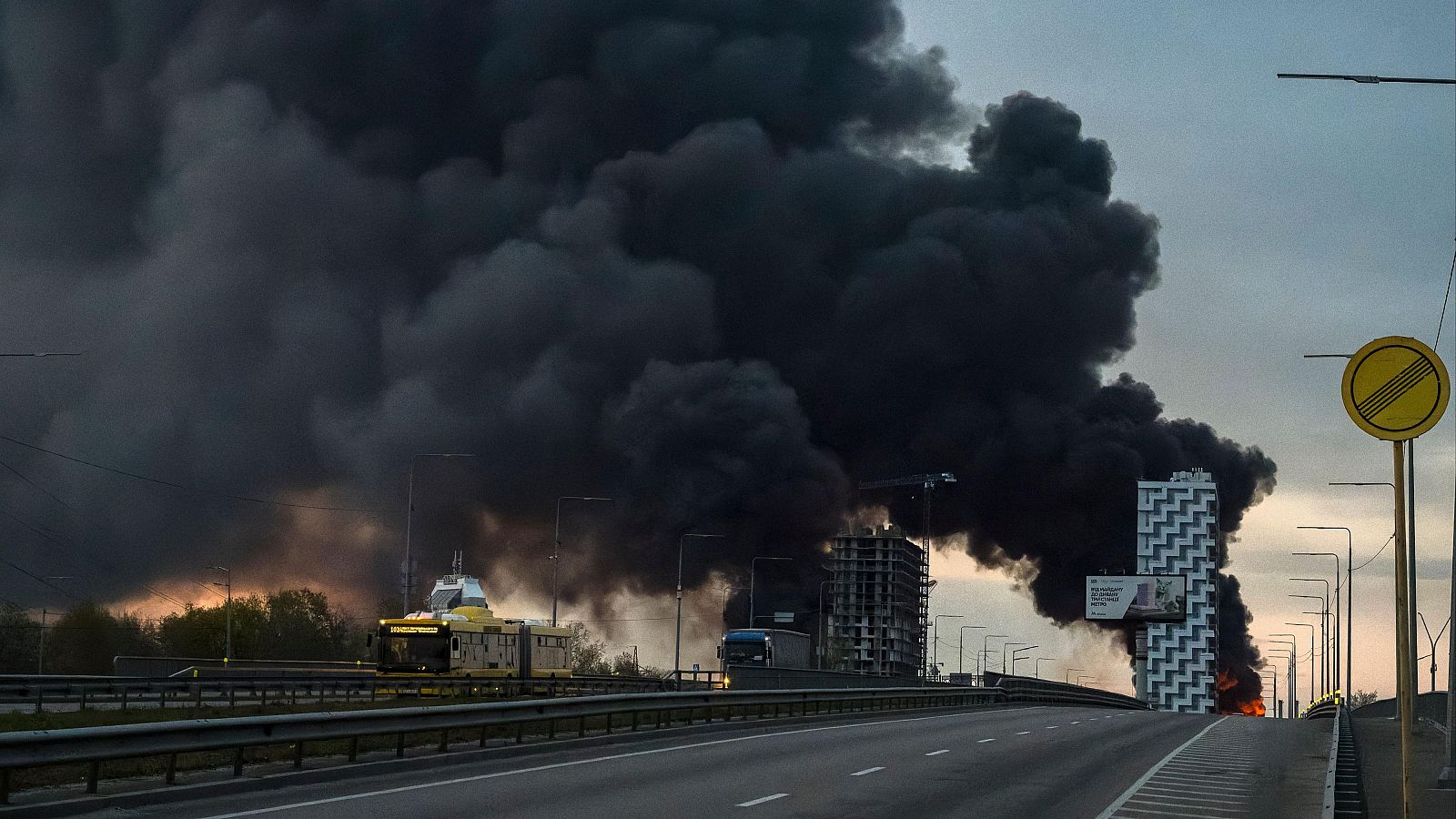 Fotografía de edificios en Kiev, el humo se eleva sobre la ciudad tras un ataque con misiles rusos en Kiev, Ucrania, el 16 de abril de 2026, en medio de la invasión rusa