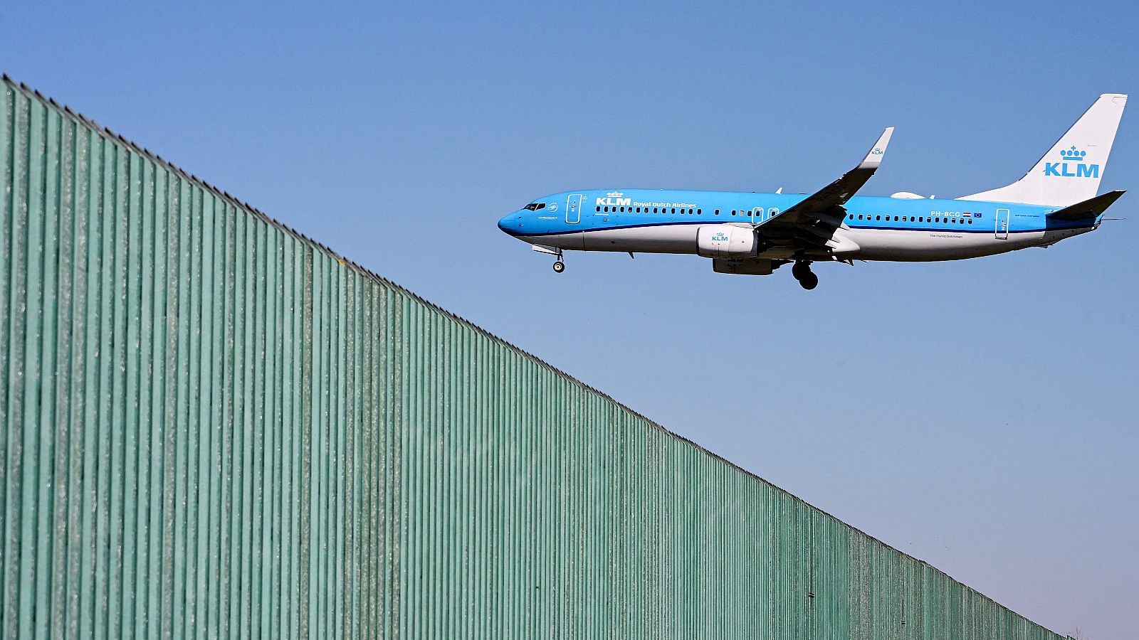 La aerolínea KLM suspenderá 160 vuelos el próximo mes.