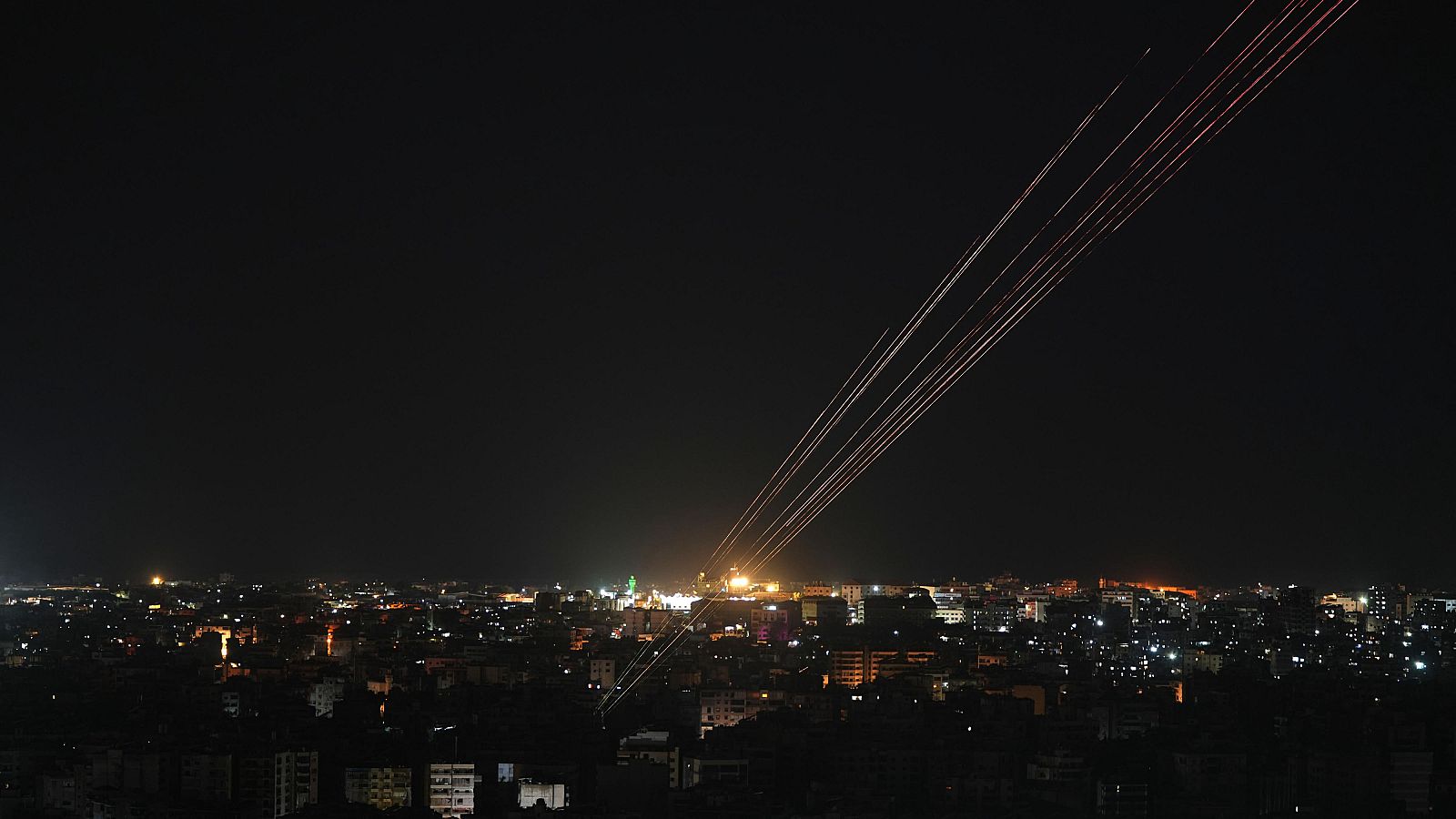 Disparos iluminan el cielo nocturno en Beirut tras el alto el fuego entre Israel y Hezbolá.