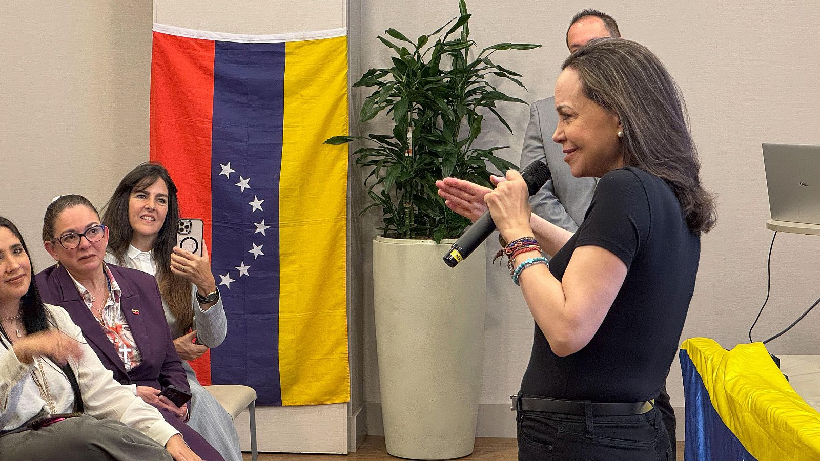 La líder opositora venezolana María Corina Machado, en un encuentro con venezolanos, durante su gira por Europa.