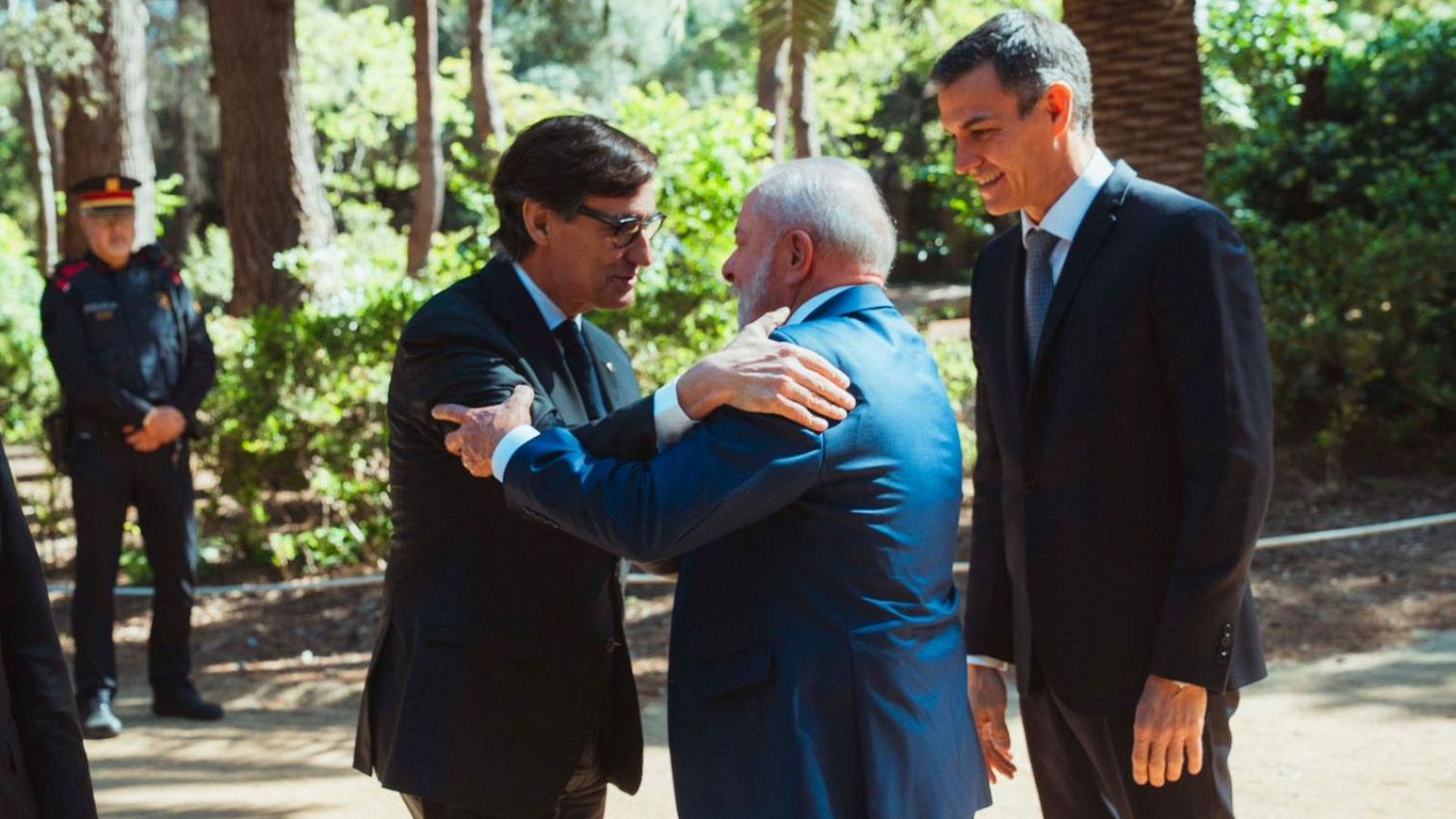 El mandatari brasiler, Lula da Silva, saluda al president de la Generalitat de Catalunya, Salvador Illa, al costat de Pedro Sánchez en la seva visita d'aquest divendres a Barcelona | Generalitat