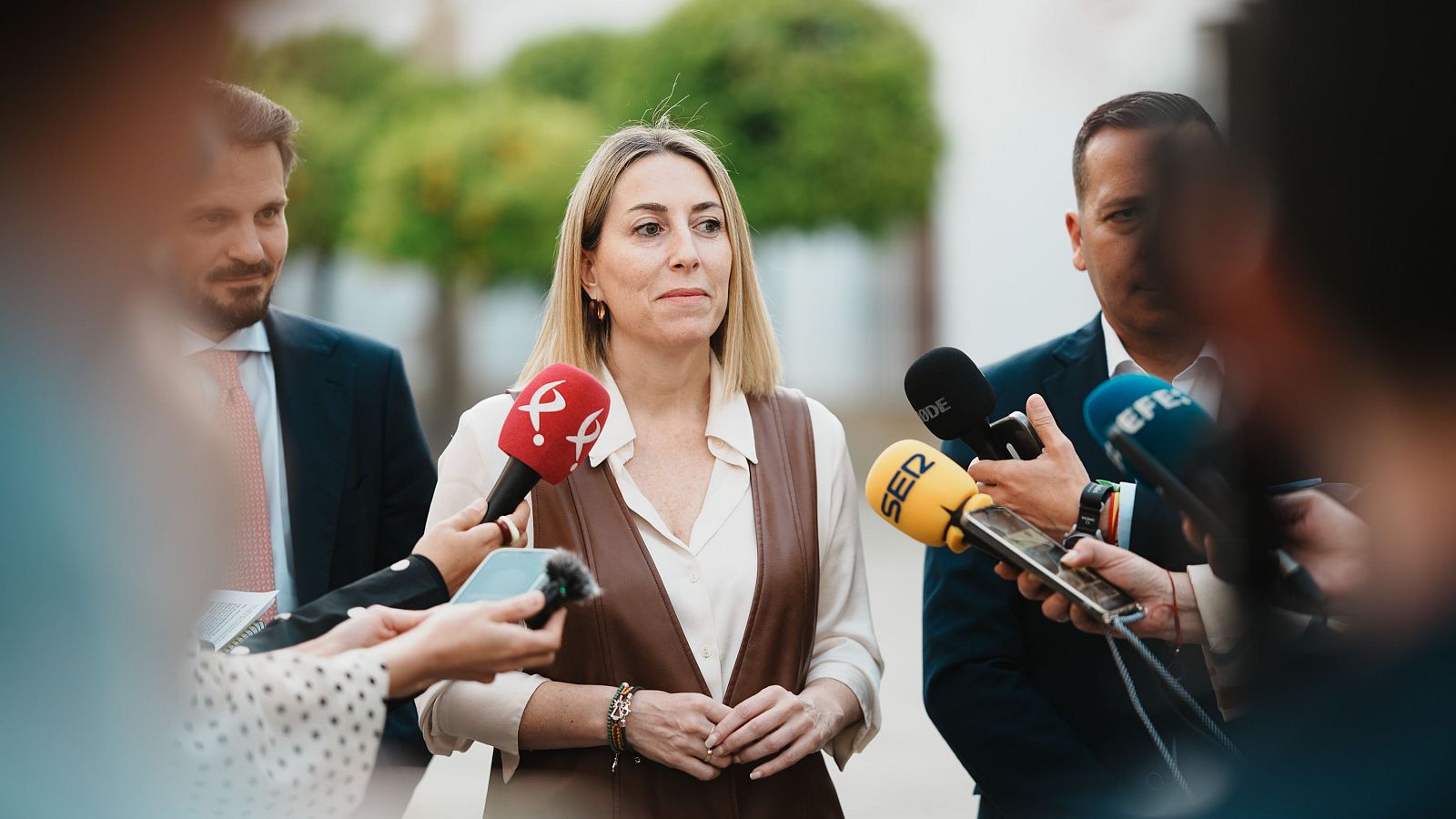 La presidenta de la Junta de Extremadura en funciones, María Guardiola, atiende a los medios de comunicación tras alcanzar un acuerdo para un Gobierno de coalición en Extremadura,