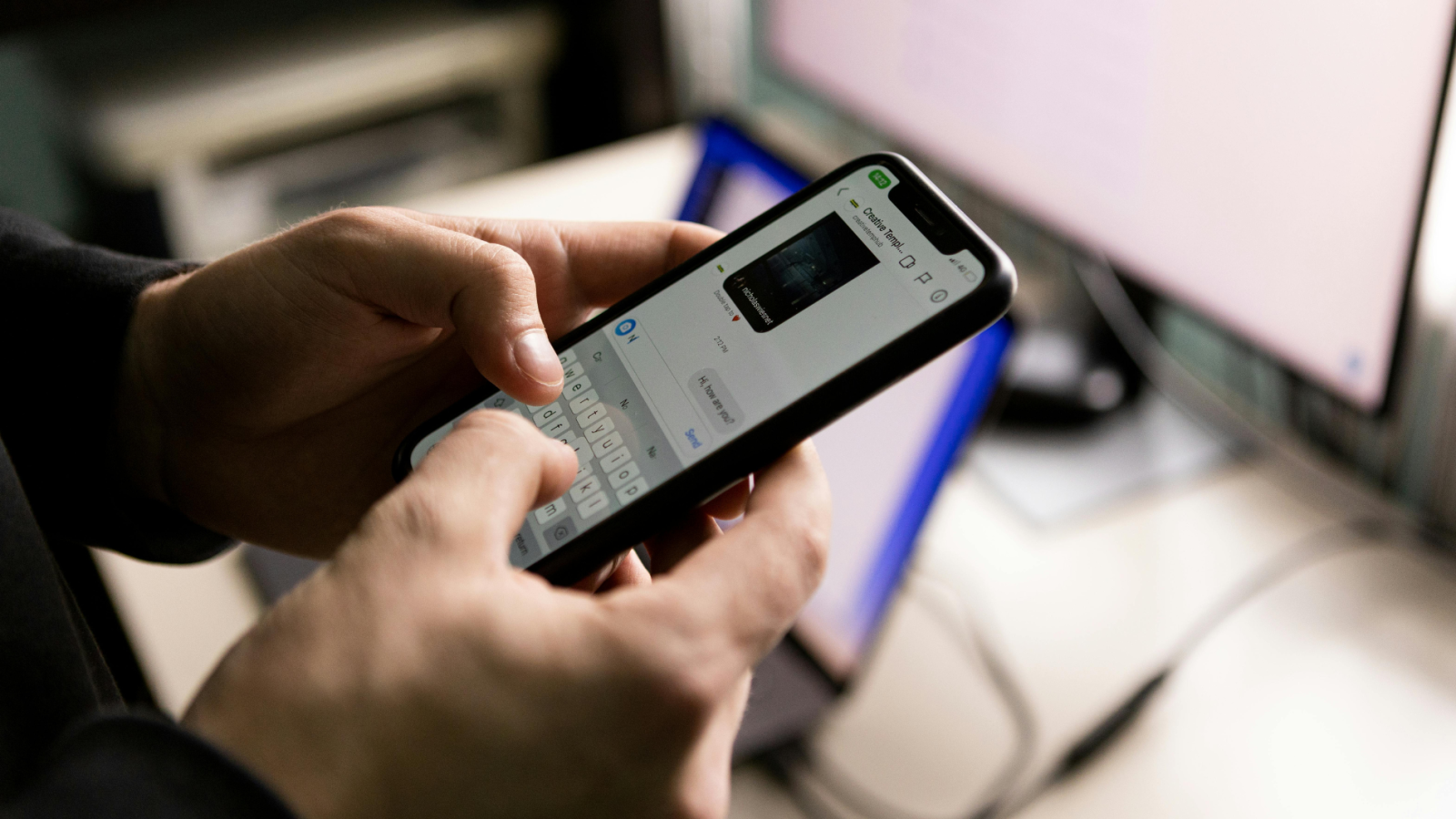 Una persona chatea en redes sociales