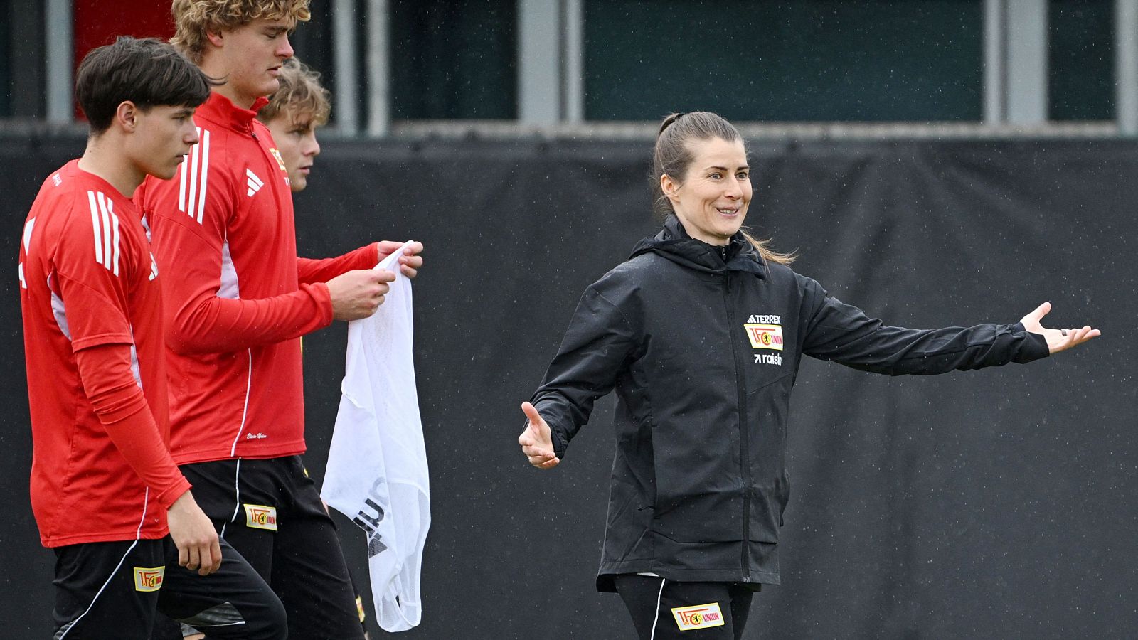 Marie-Louise Eta, primera mujer entrenadora en el fútbol masculino de las cinco grandes ligas europeas, durante un entrenamiento con el Unión Berlín