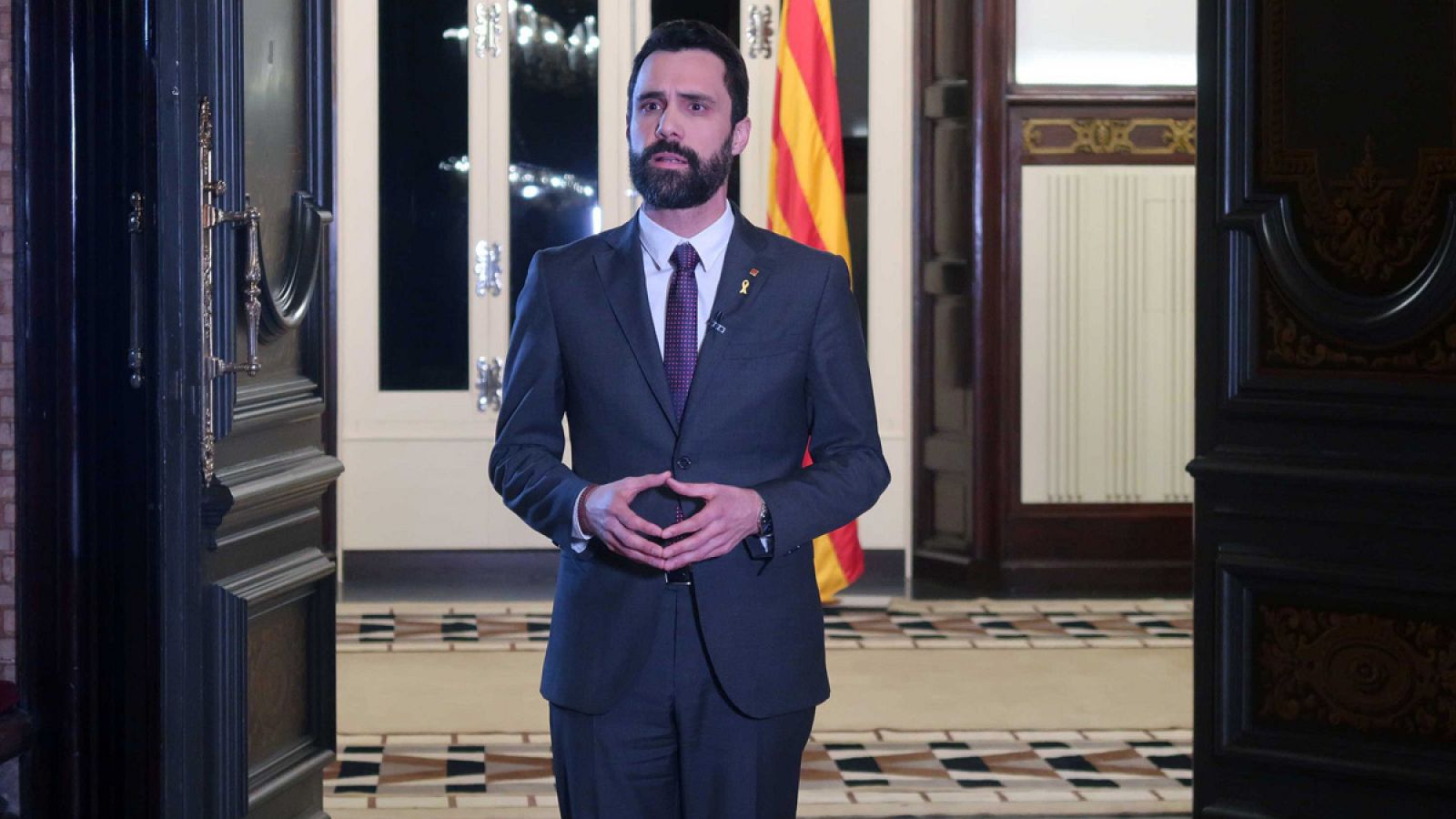 Imagen facilitada por el departamento de prensa del Parlamento de Cataluña, del presidente de la institución, Roger Torrent