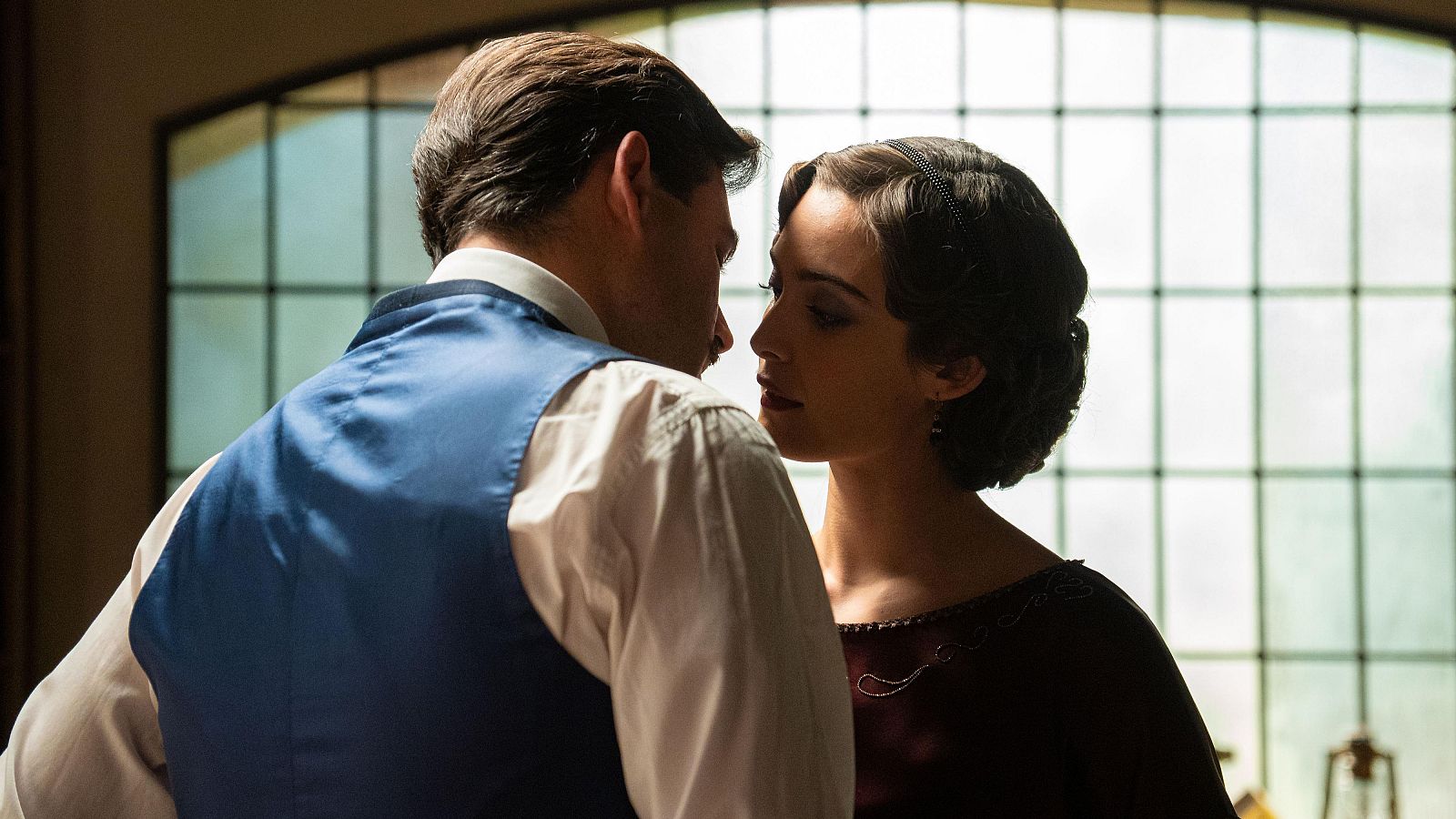 La Promesa: Manuel y Julieta, a punto de besarse