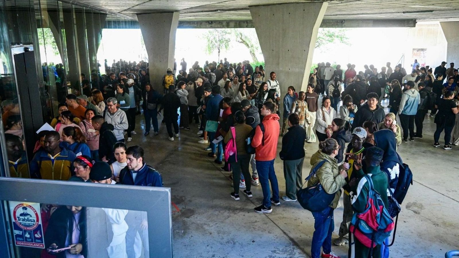 Colas de personas frente a oficinas municipales de Palma durante el proceso de regularización extraordinario de migrantes