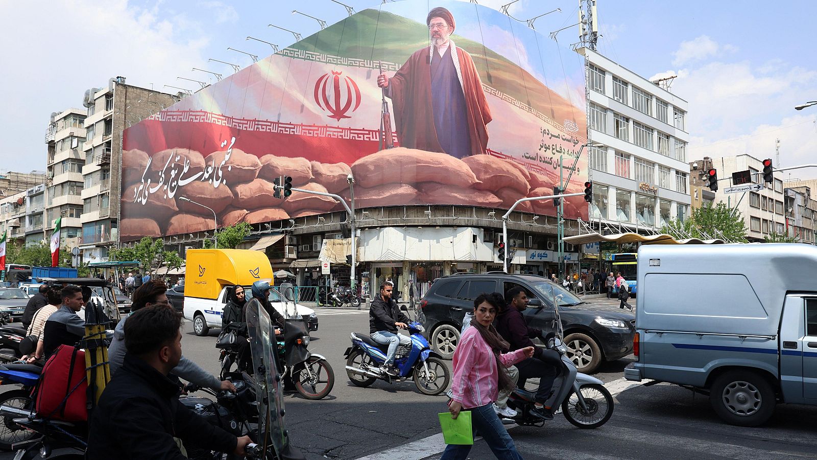 Cartel de Mojtaba Jamenei en Teherán durante la tregua entre Irán y EE.UU.