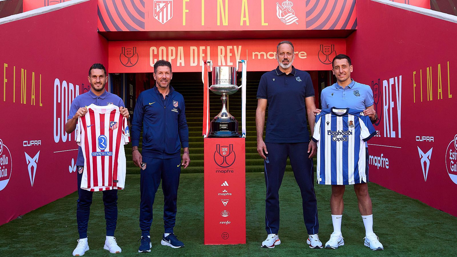 Los entrenadores del Atlético de Madrid, Diego Pablo Simeone (2i), y de la Real Sociedad, Pellegrino Matarazzo (2d), y los capitanes 'Koke' Resorrución (i), y Mikel Oyarzabal, posan junto al trofeo de la Copa del Rey.