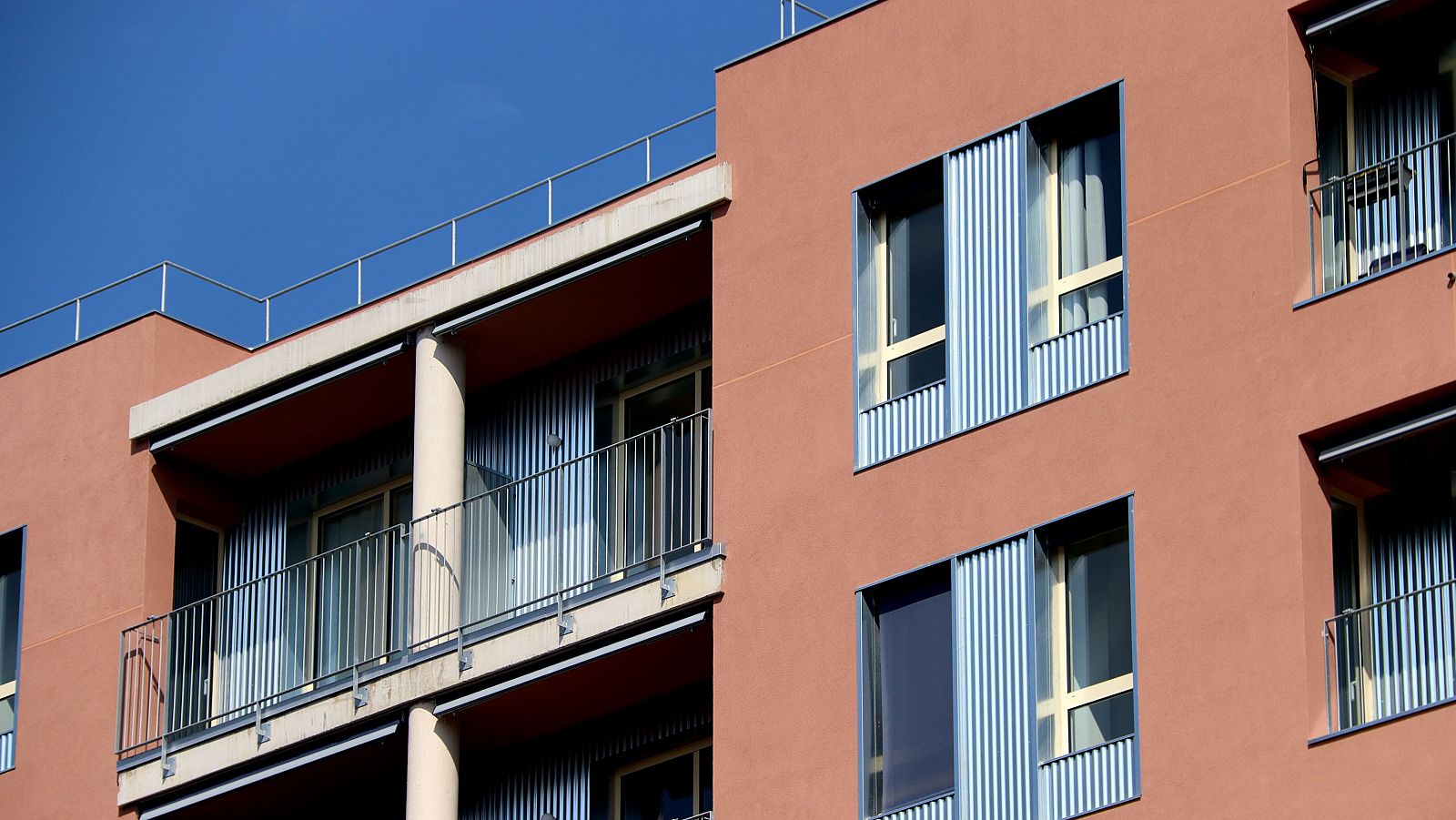 Detall d'un balcó d'un edifici d'habitatge de protecció oficial (HPO) al Masnou
