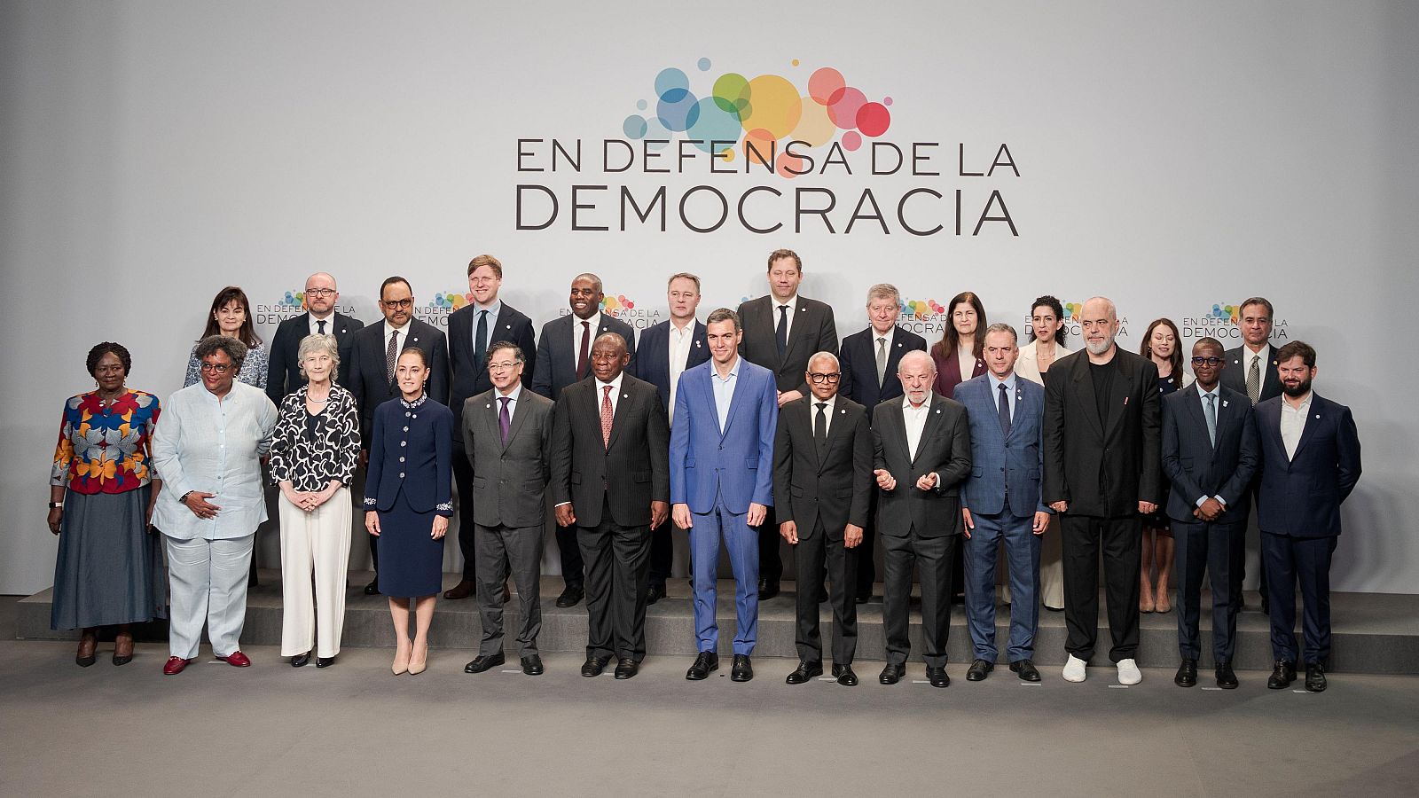 Foto de família de la cimera 'En defensa de la democràcia' celebrada a Barcelona i liderada per Pedro Sánchez