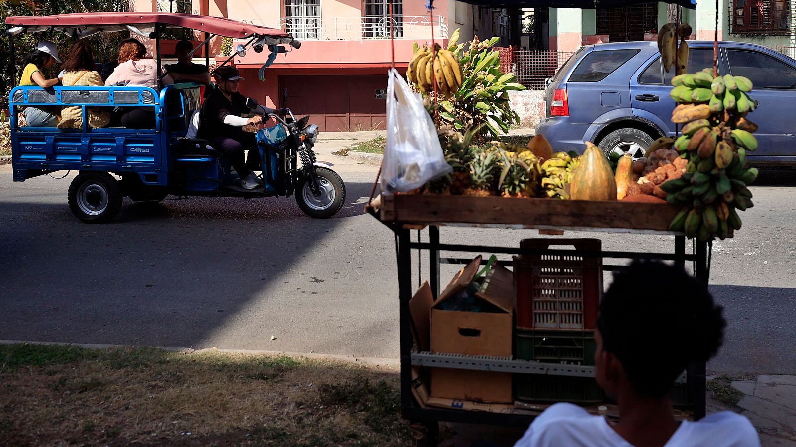 Una persona vende frutas y verduras este miércoles en La Habana (Cuba).