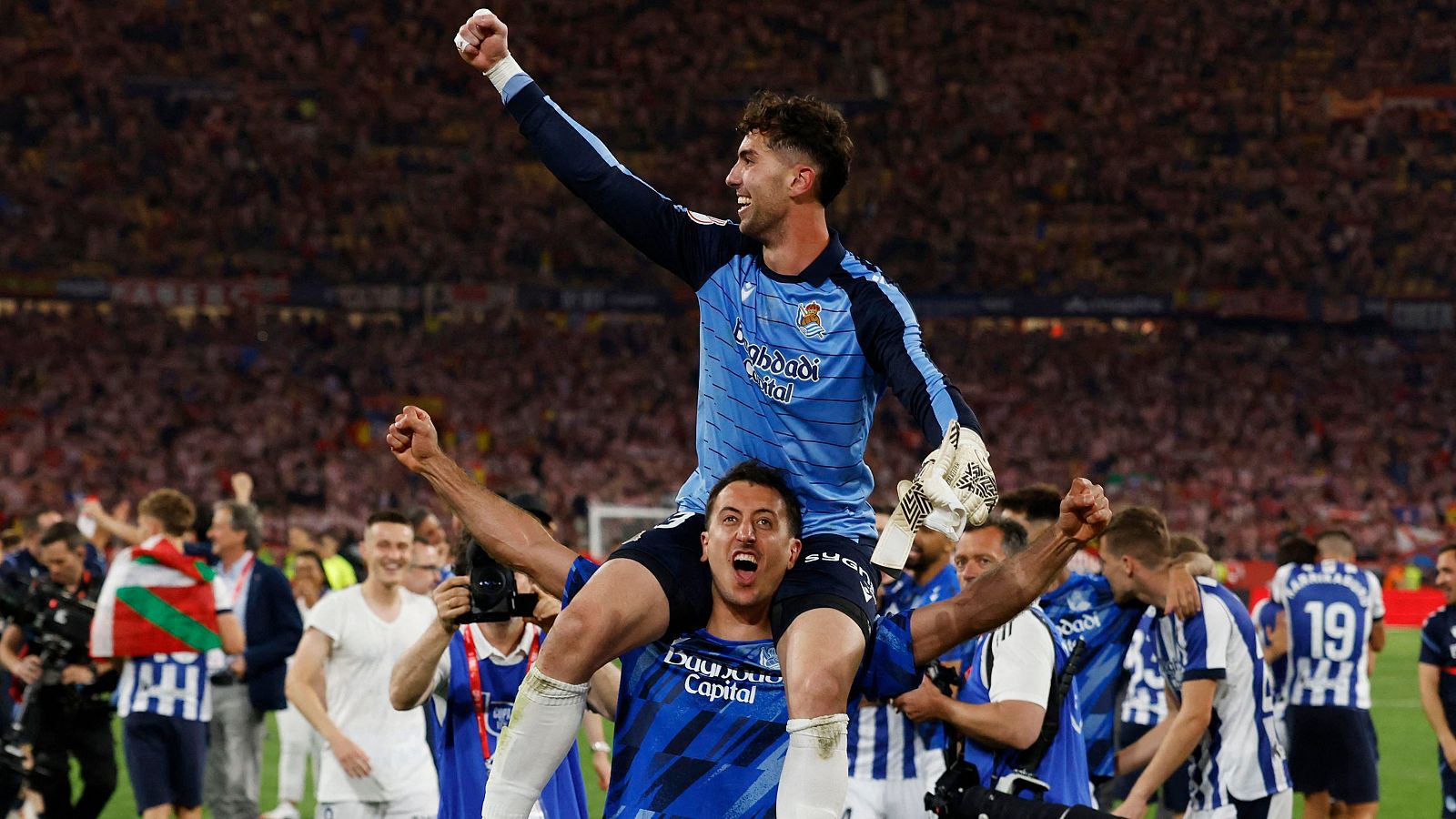 Mikel Oyarzabal y Unai Marrero durante la celebración por la victoria de la Copa del Rey 2026.