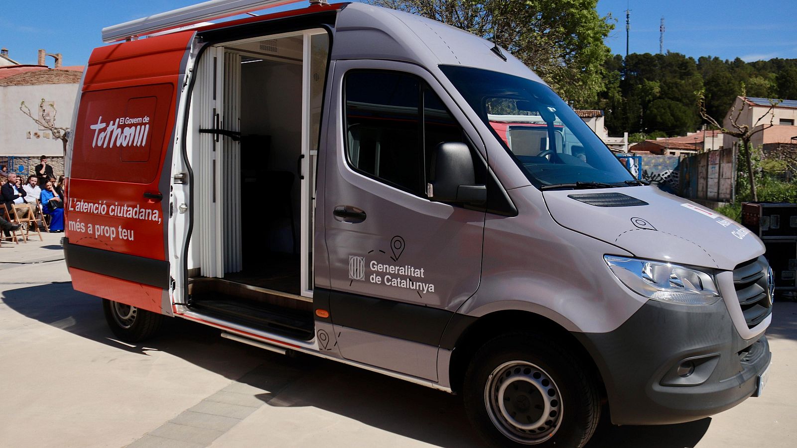 Un minibús que actua com a oficina d'atenció ciutadana (OAC) mòbil estacionat a Mediona