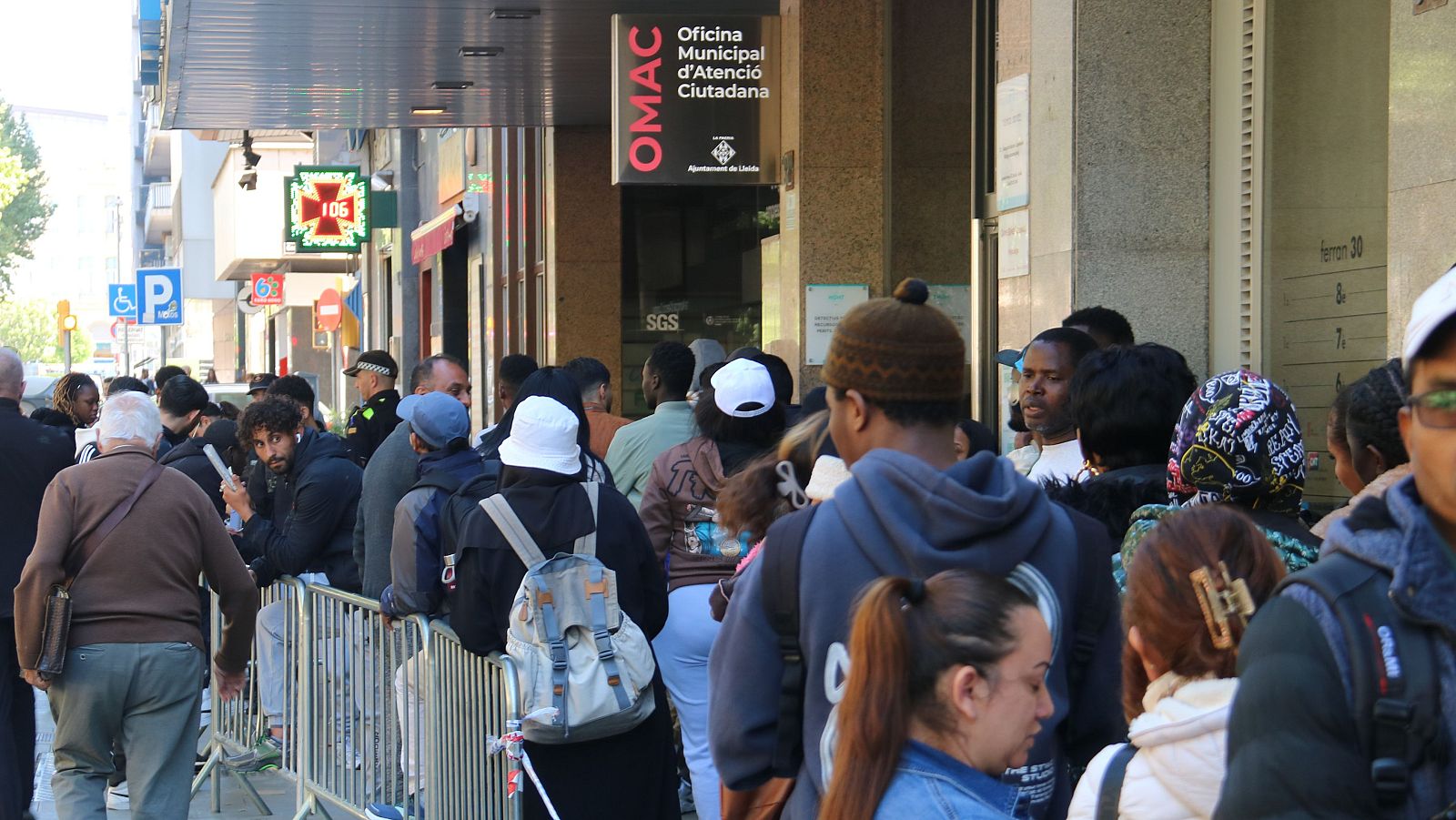 Persones fent cua per accedir a l'Oficina Municipal d'Atenció Ciutadana de Lleida