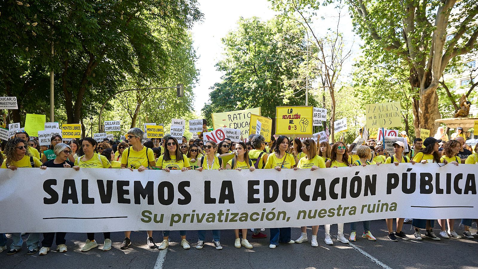 Miles de personas se manifiestan en apoyo a la educación pública en Madrid