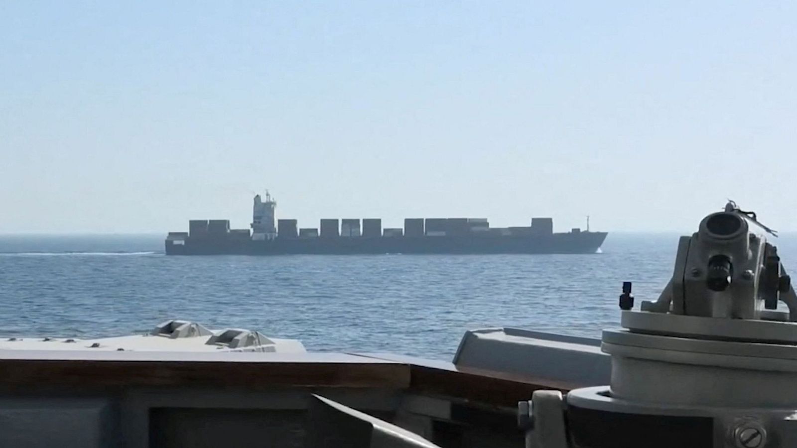 EE.UU. ataca y captura un carguero iraní de gran tonelaje en el golfo de Omán y Teherán le acusa de "piratería"