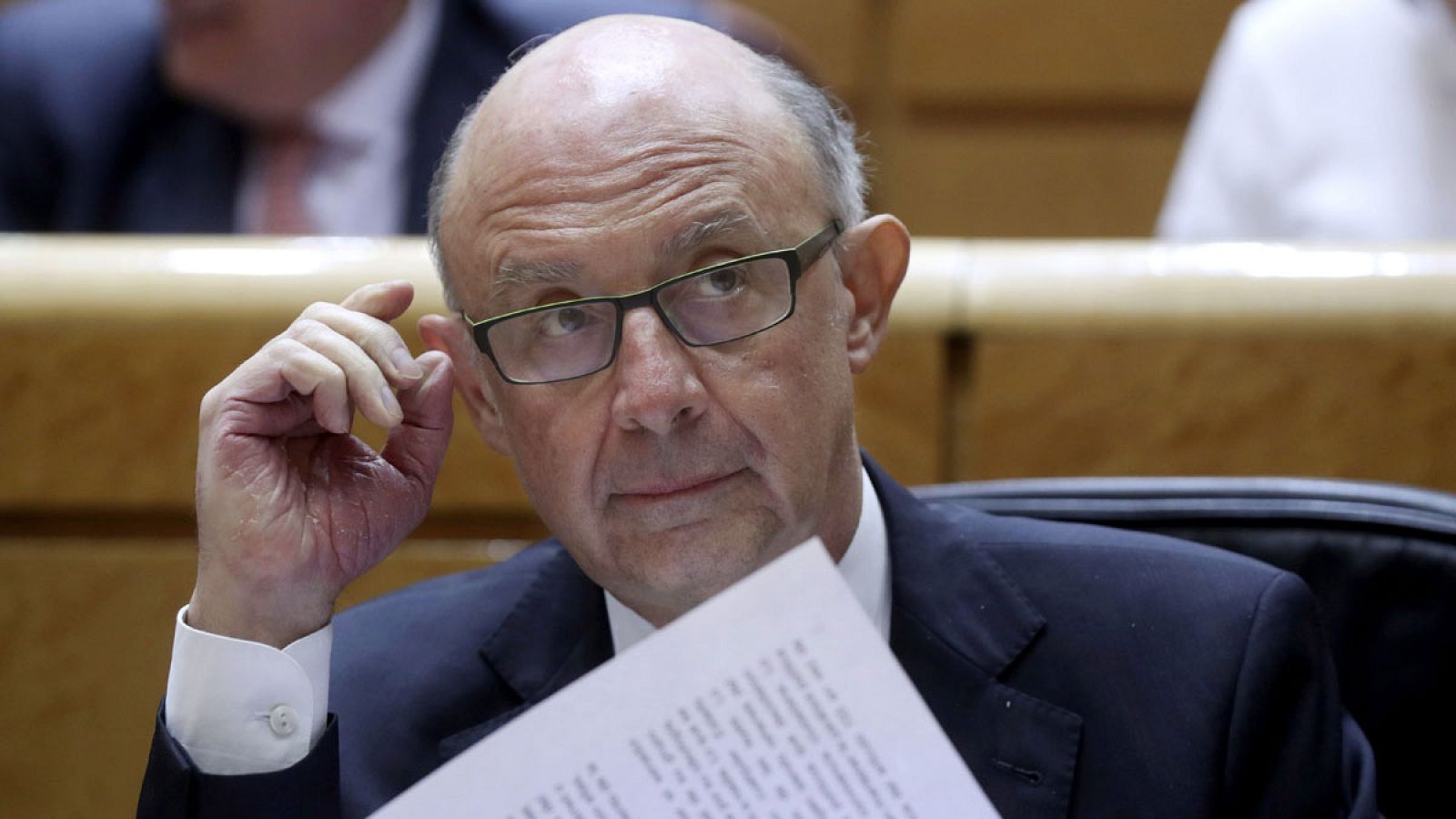 El ministro de Hacienda, Cristóbal Montoro, durante un pleno en el Senado