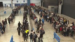 Llargues cues en el primer dia de tràmits presencials de la regularització de migrants