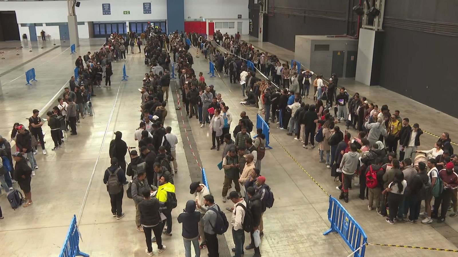 Cua a la Farga de l'Hospitalet per aconseguir la documentació per a la regularització