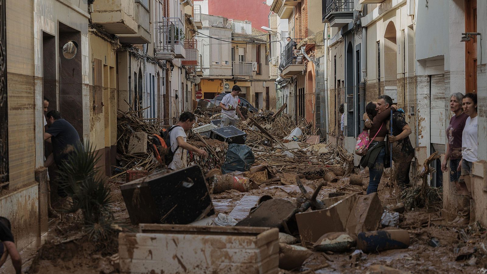 Varias personas trabajan en las labores de limpieza y desescombro tras la dana en Paiporta