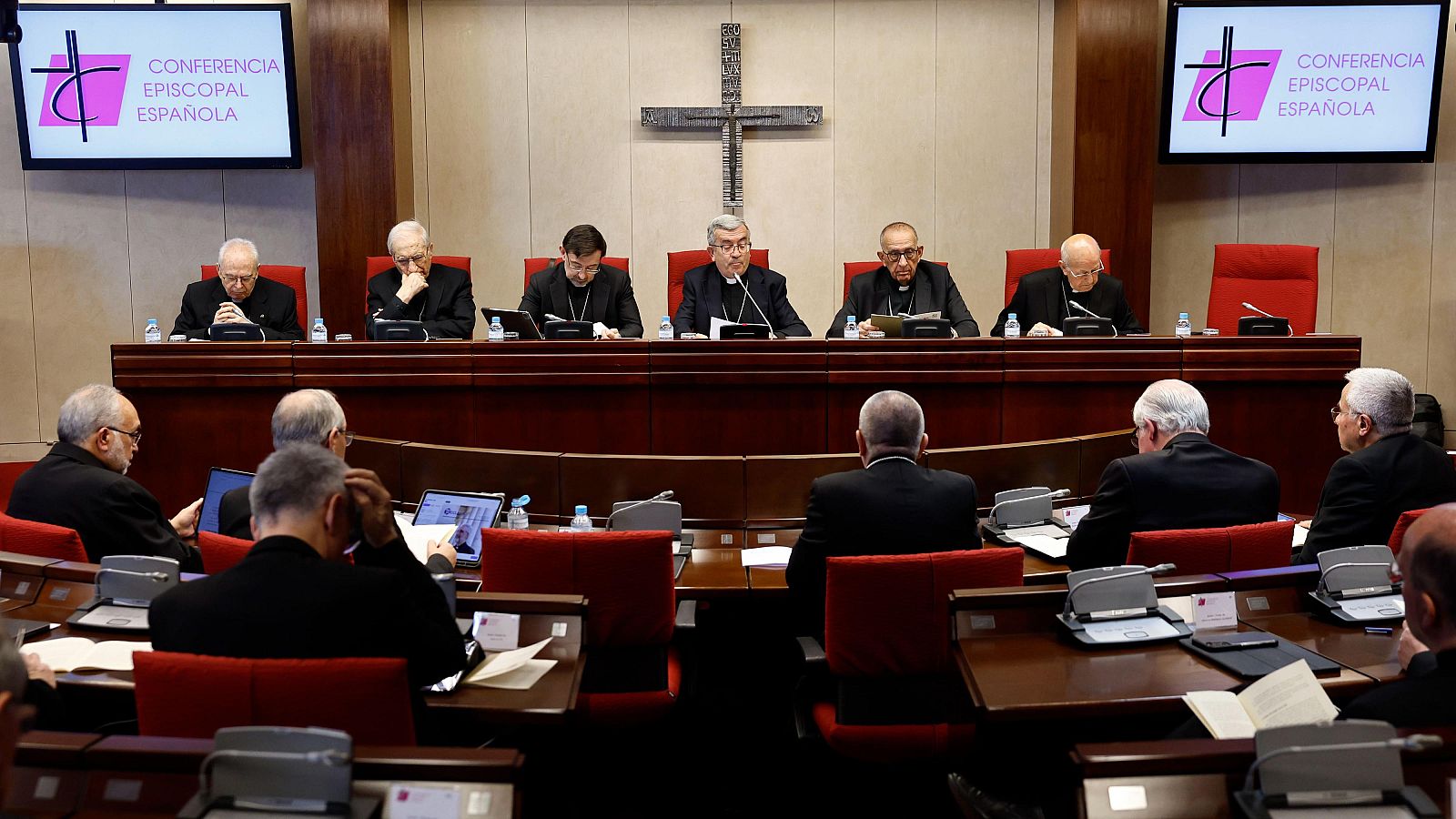 La Conferencia Episcopal estudia una norma para sancionar a obispos que cometan abusos